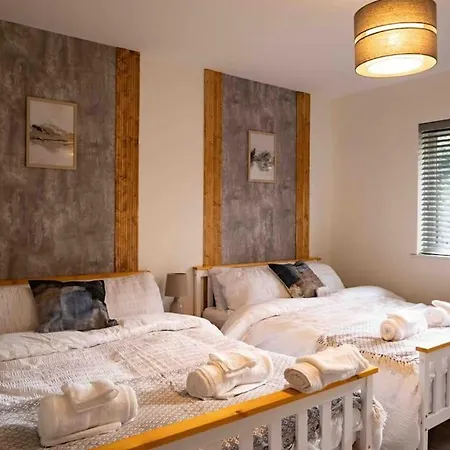 Hot Tub - Cross Lane Villa