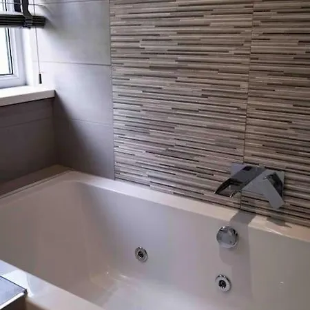 Hot Tub - Cross Lane Villa Leeds (West Yorkshire)
