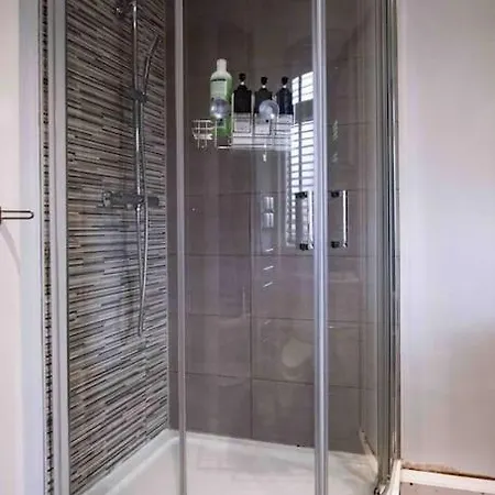 Villa Hot Tub - Cross Lane Leeds (West Yorkshire)