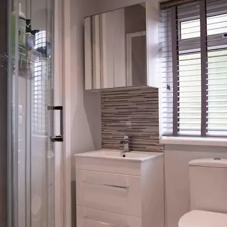 Villa Hot Tub - Cross Lane Leeds (West Yorkshire)