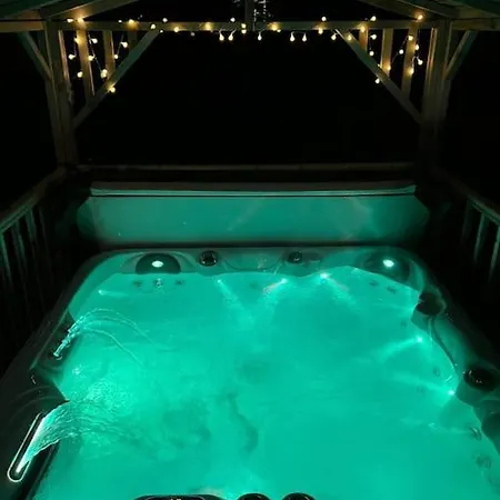 Villa Hot Tub - Cross Lane Leeds (West Yorkshire)