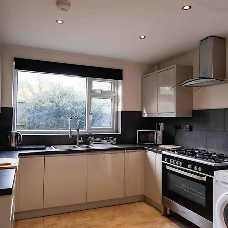 Villa Hot Tub - Cross Lane Leeds (West Yorkshire)