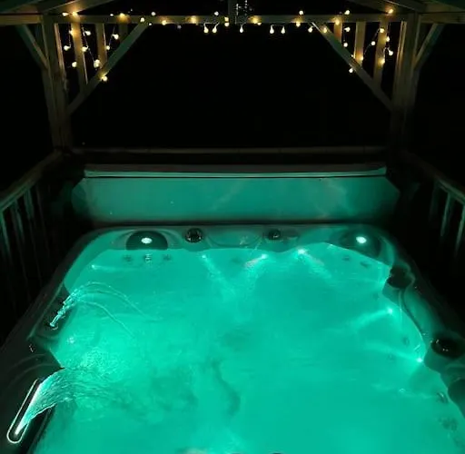 Villa Hot Tub - Cross Lane Leeds (West Yorkshire)