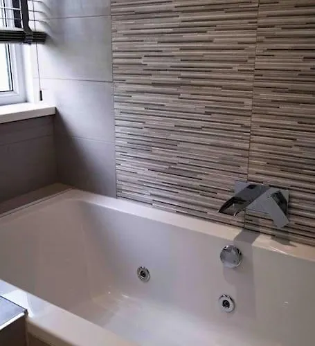 Hot Tub - Cross Lane Villa Leeds (West Yorkshire)