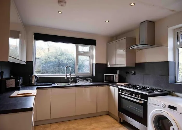 Villa Hot Tub - Cross Lane Leeds (West Yorkshire)